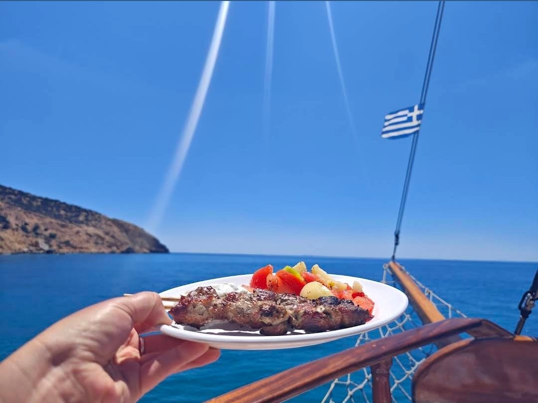 Ελληνικό BBQ — σουβλάκι στο σκάφος Ιάσων με ελληνική σημαία και θέα στη θάλασσα
